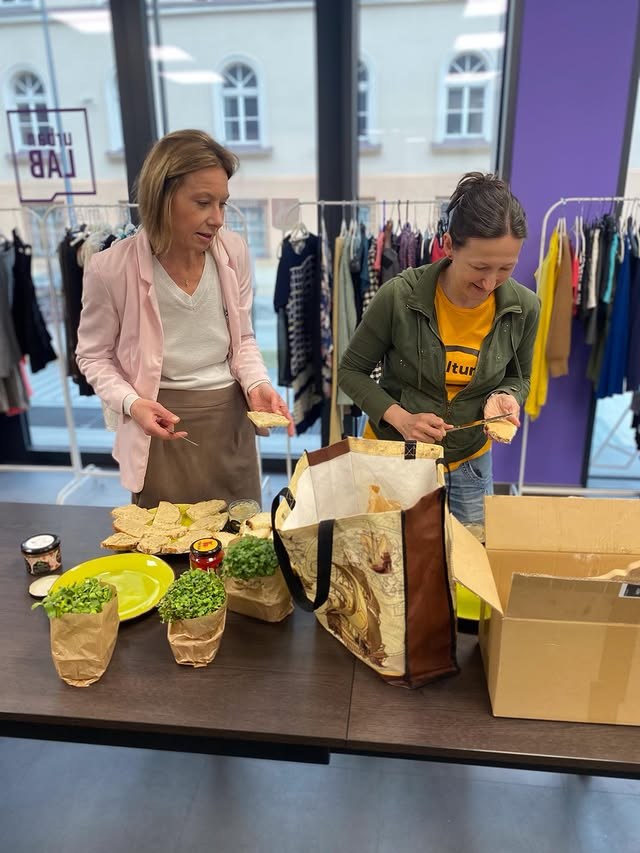Dobre jedzenie. Blisko ludzi. Wspólne przygotowywanie poczęstunku podczas Festiwalu Zero Waste