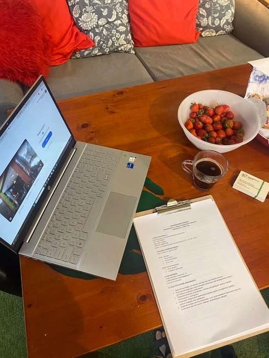 Aktualności Laptop, dokumenty, kawa i miska owoców podczas Walnego Zebrania Kooperatywy Naturalnie